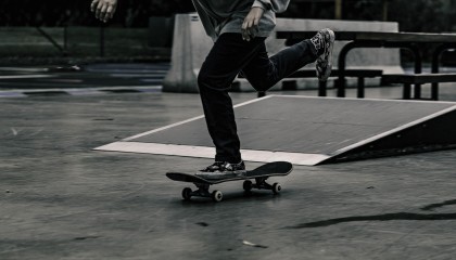 在线体育博彩-门线悬案、篮球绝杀与电竞狂欢，里尔、詹姆斯与Doinb的疯狂一夜